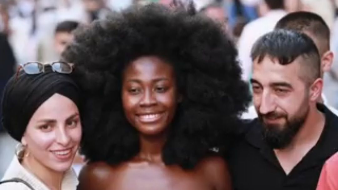 You are currently viewing Admiration or Racism? Ghanaian Woman Treated like Celebrity in Turkey